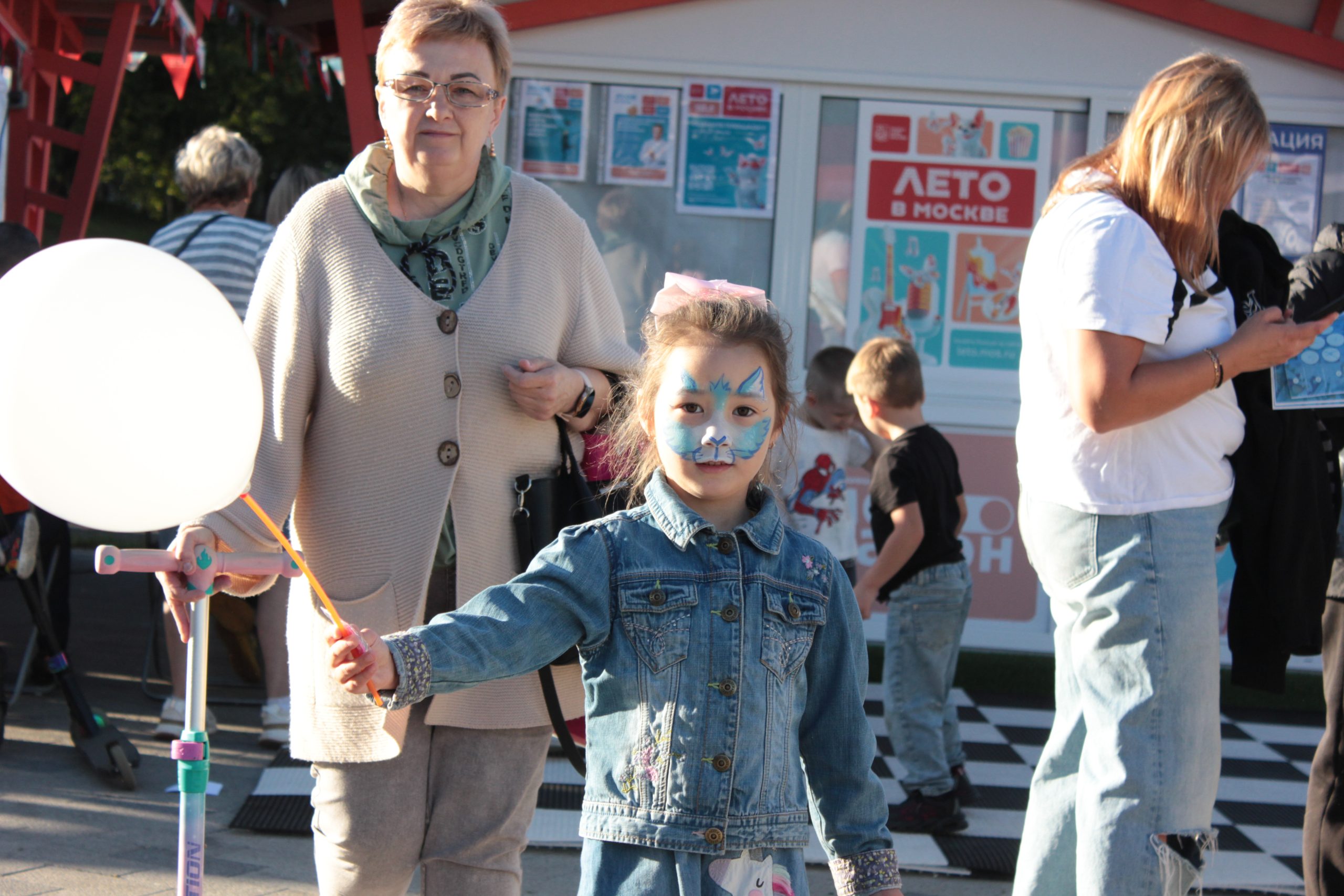 «Здравствуй, школа!»: праздничное открытие учебного года прошло в Чертанове Южном. Фото: Полина Титкова, «Вечерняя Москва»