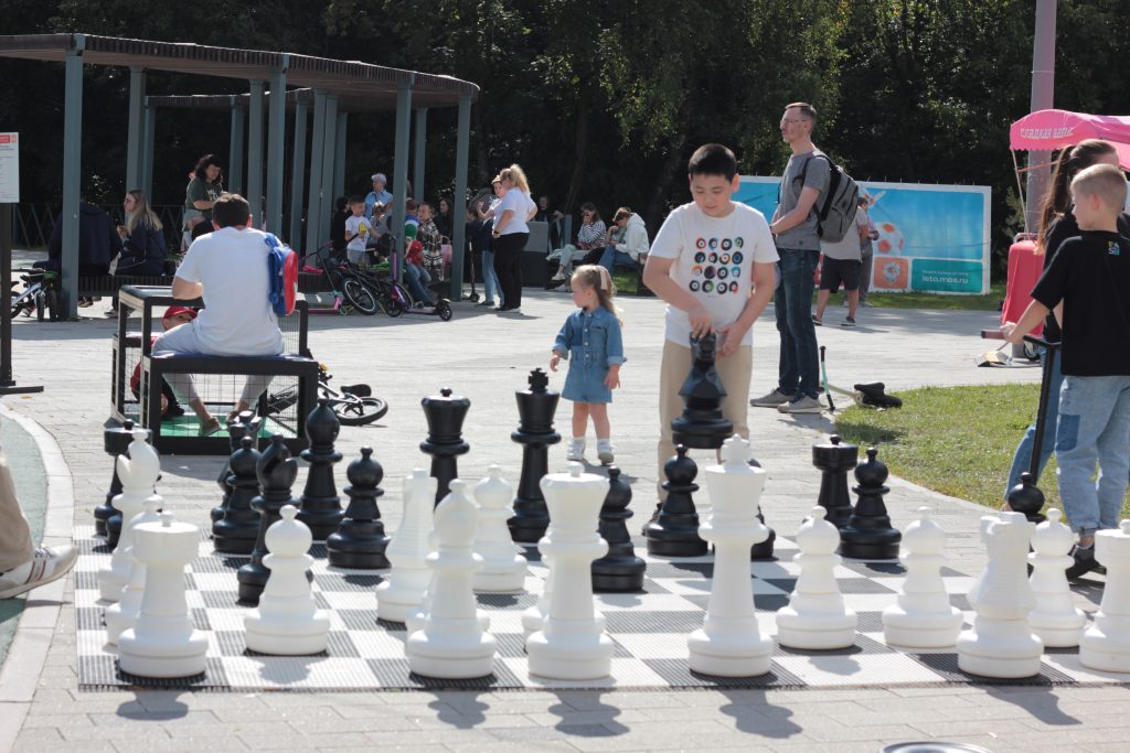 Дискотеку в стиле «Холи» организовали в Чертанове Южном. Фото: Полина Титкова, «Вечерняя Москва»