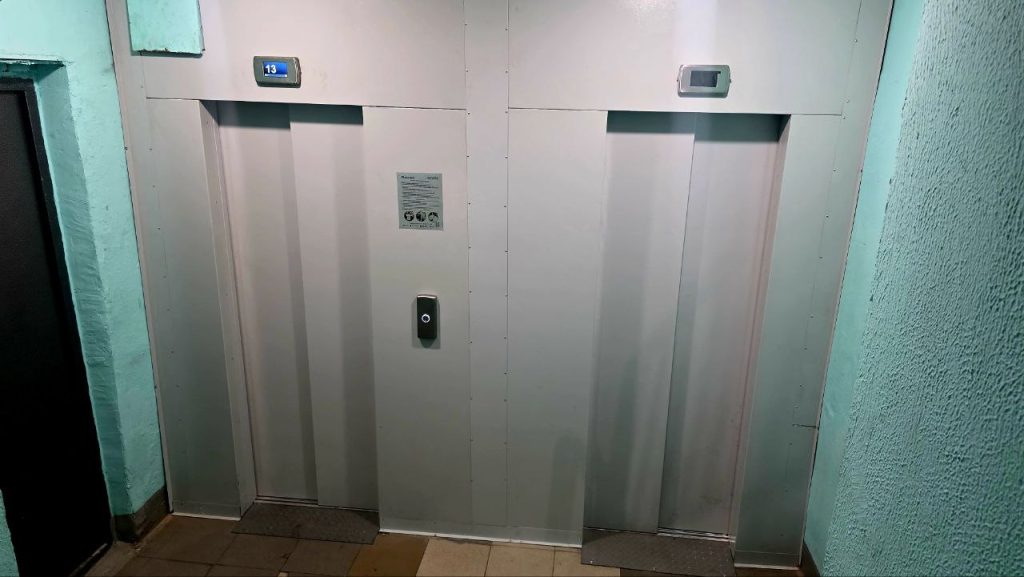 Капитальный ремонт лифтов: глава муниципального округа проконтролировал замену оборудования в жилом доме. Фото: Telegram-канал Муниципального округа Чертаново Южное