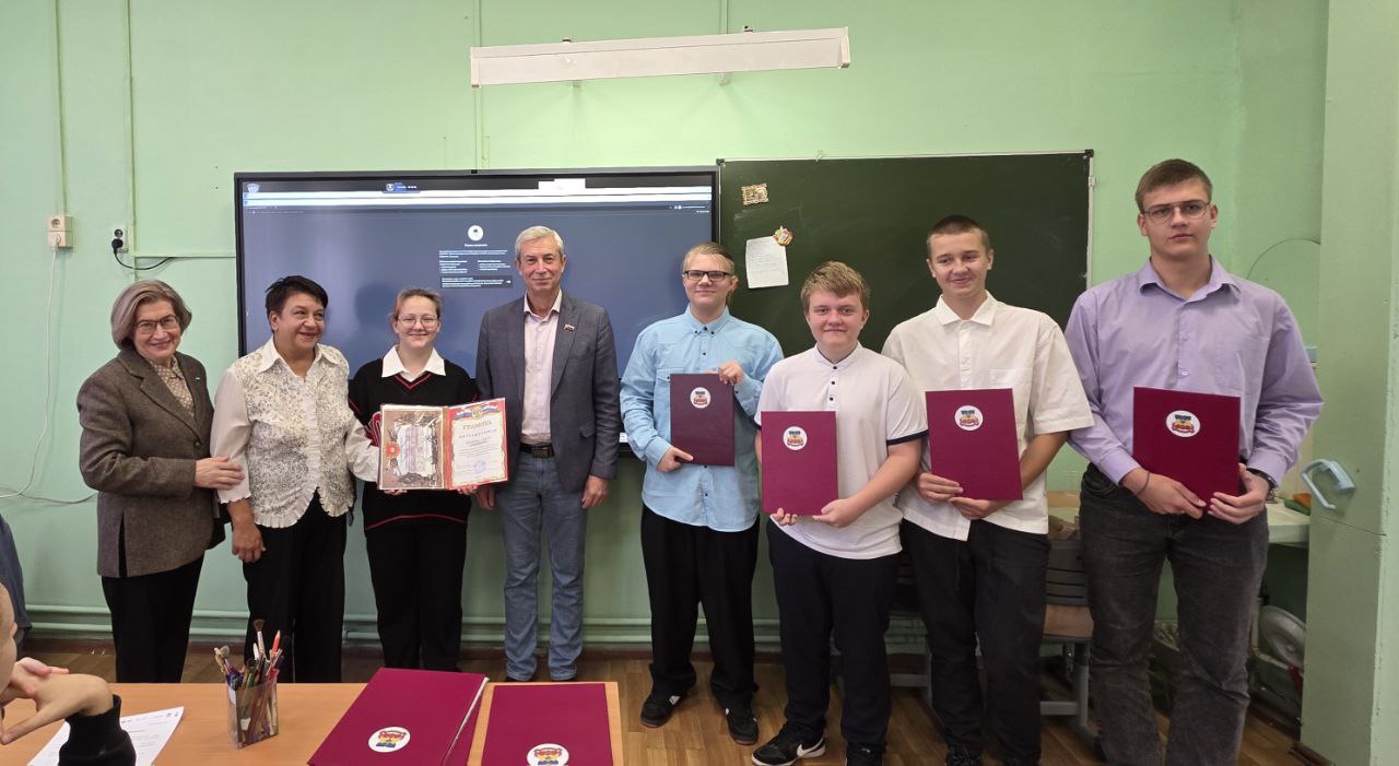 Александр Новиков и Елена Смирнова вручили почетные грамоты юным волонтерам в школе №504. Фото: Telegram-канал Муниципального округа Чертаново Южное