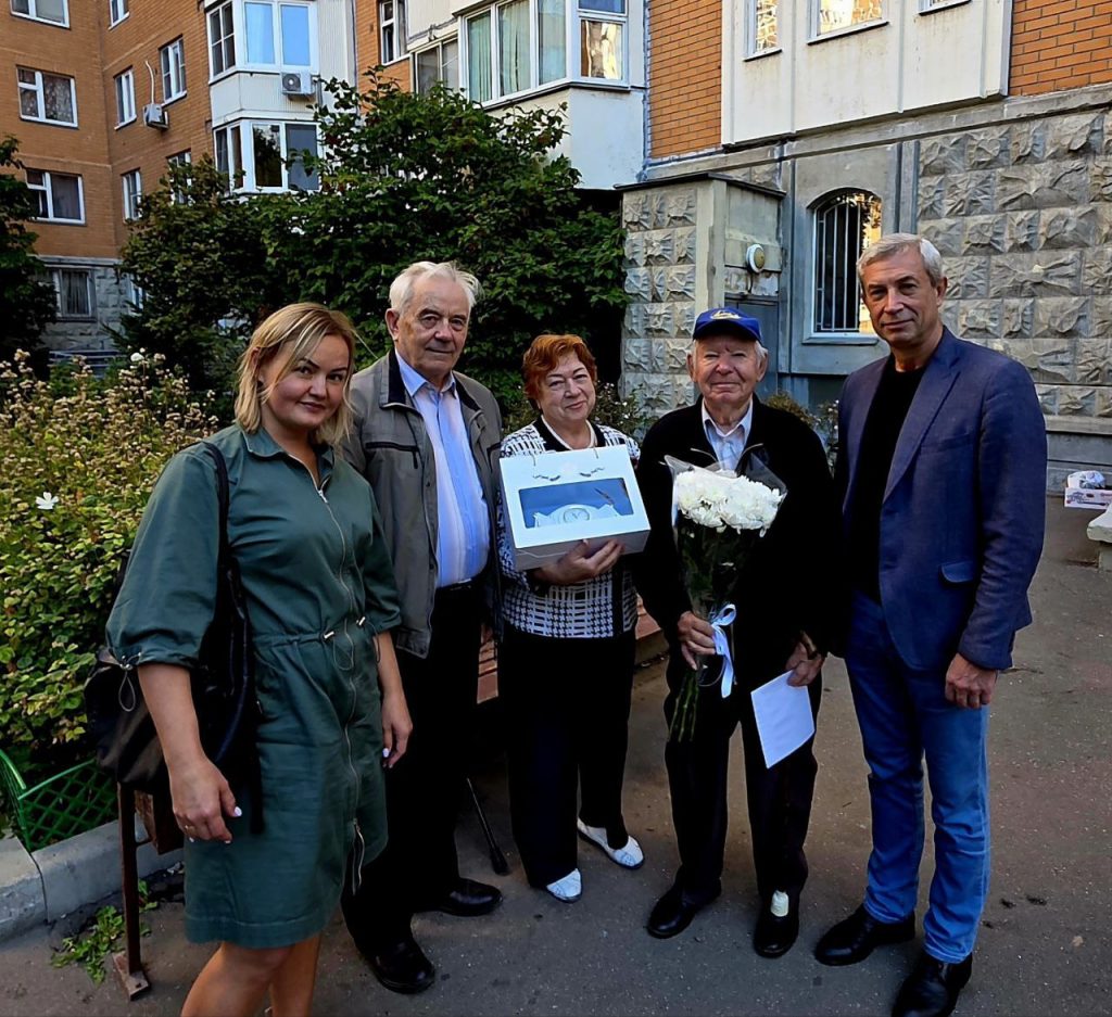 Глава муниципального округа Чертаново Южное поздравил Михаила Трощенкова с юбилеем. Фото: telegram-канал Муниципального округа Чертаново Южное