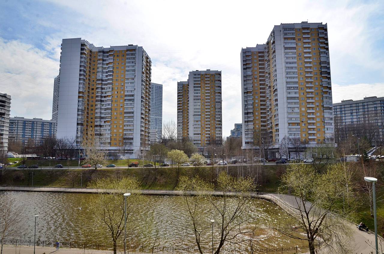 Обход территории провел глава управы Чертанова Южного. Фото: Анна Быкова, «Вечерняя Москва»