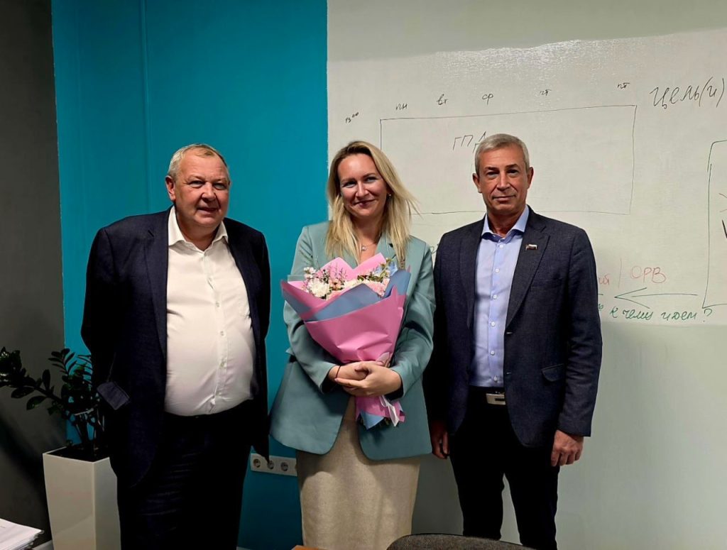 Представители управы Чертанова Южного поздравили педагогов с Днем учителя. Фото: официальная страница управы района Чертаново Южное в социальных сетях