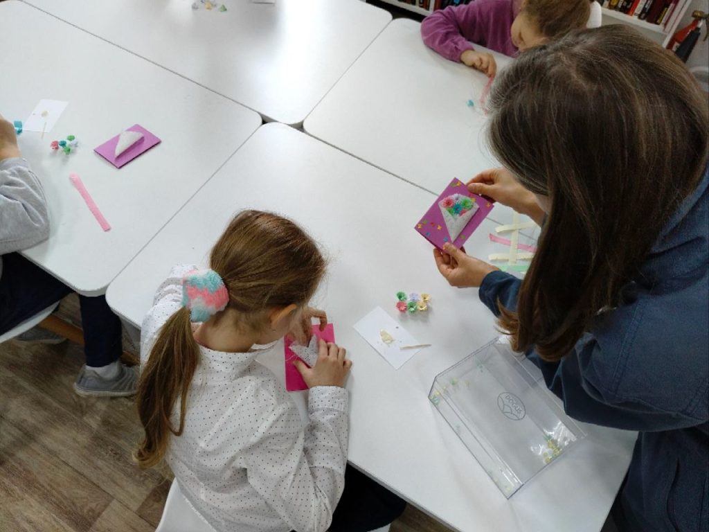 Мастер-класс «А я бабушку люблю» провели в библиотеке №157. Фото: официальная страница библиотеки №157 в социальных сетях