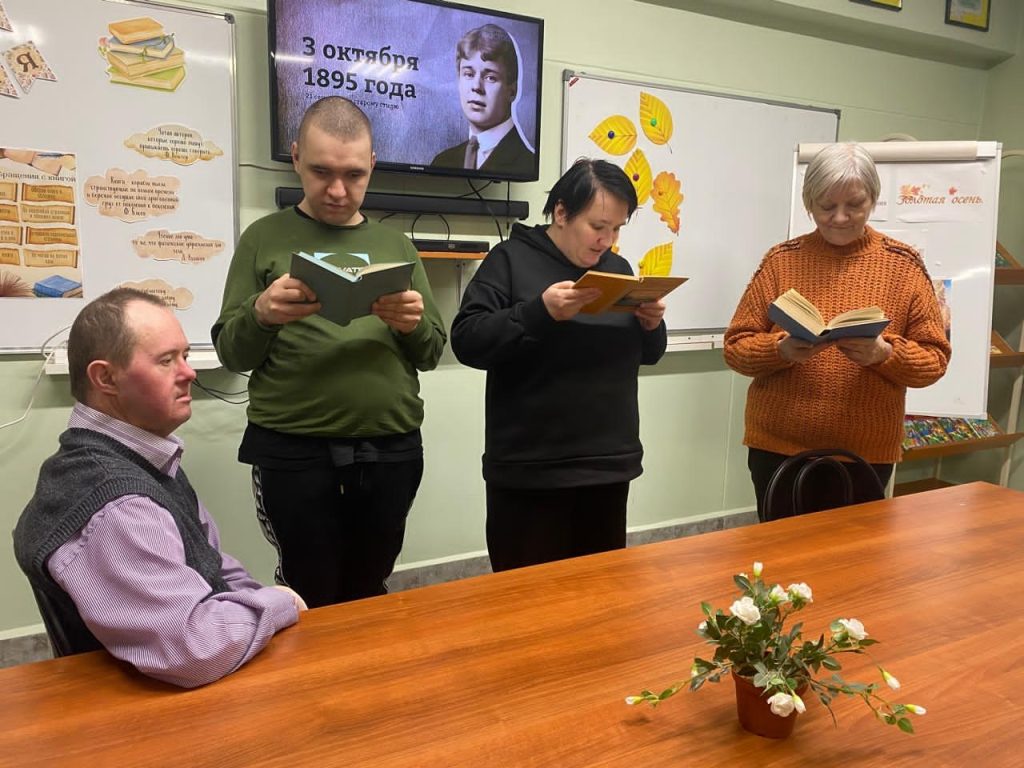 Литературный праздник, посвященный творчеству Сергея Есенина, состоялся в СД «Чертаново». Фото: официальная страница СД «Чертаново» в социальных сетях