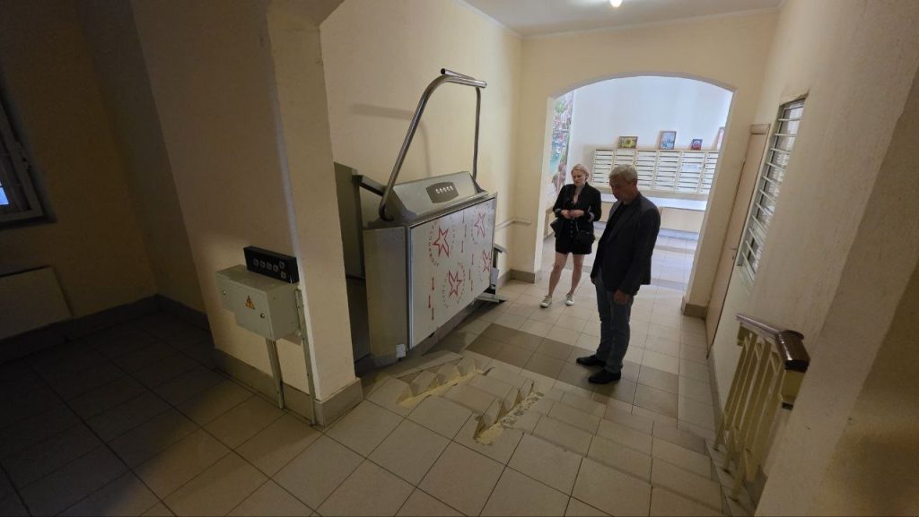 Александр Новиков помог решить проблему с подъемником для инвалида-колясочника. Фото: Telegram-канал Муниципального округа Чертаново Южное