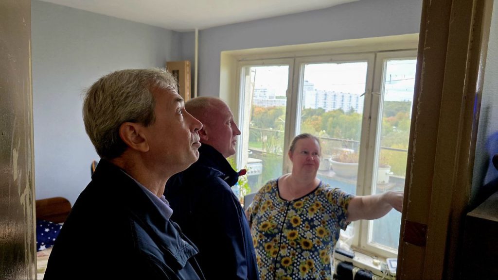 Глава муниципального округа и руководство «Жилищника» проверили ход ремонта в квартире на Чертановской улице. Фото: Telegram-канал Муниципального округа Чертаново Южное