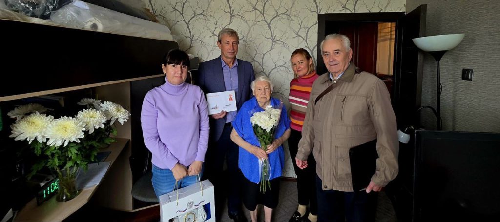 Александр Новиков поздравил жительницу Чертанова Южного с 95-летием. Фото: Telegram-канал Муниципального округа Чертаново Южное