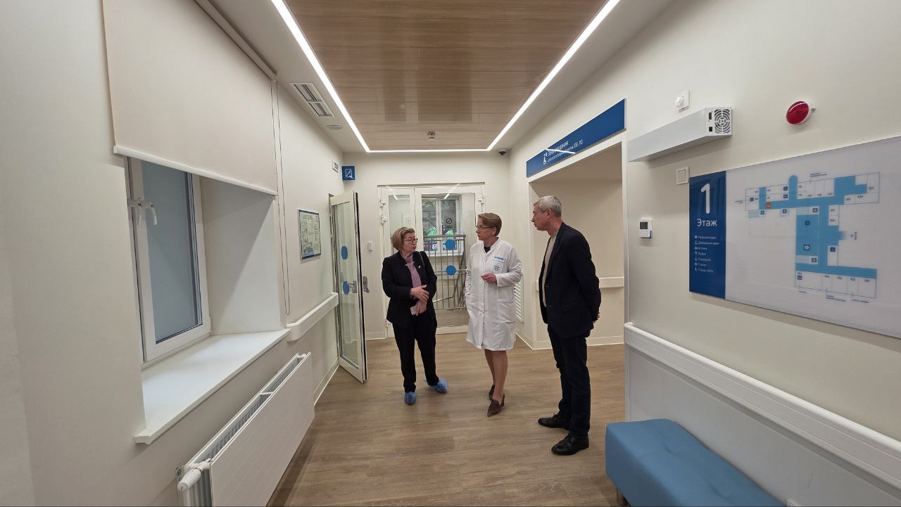 Александр Новиков и Елена Смирнова посетили обновленное здание поликлиники №170. Фото: Telegram-канал Муниципального округа Чертаново Южное