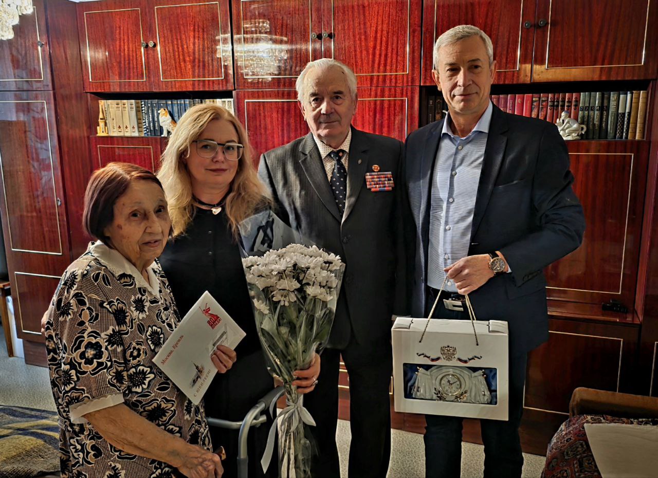 Глава муниципального округа поздравил долгожительницу из Чертанова Южного с 95-летием. Фото: Telegram-канал МО Чертаново Южное