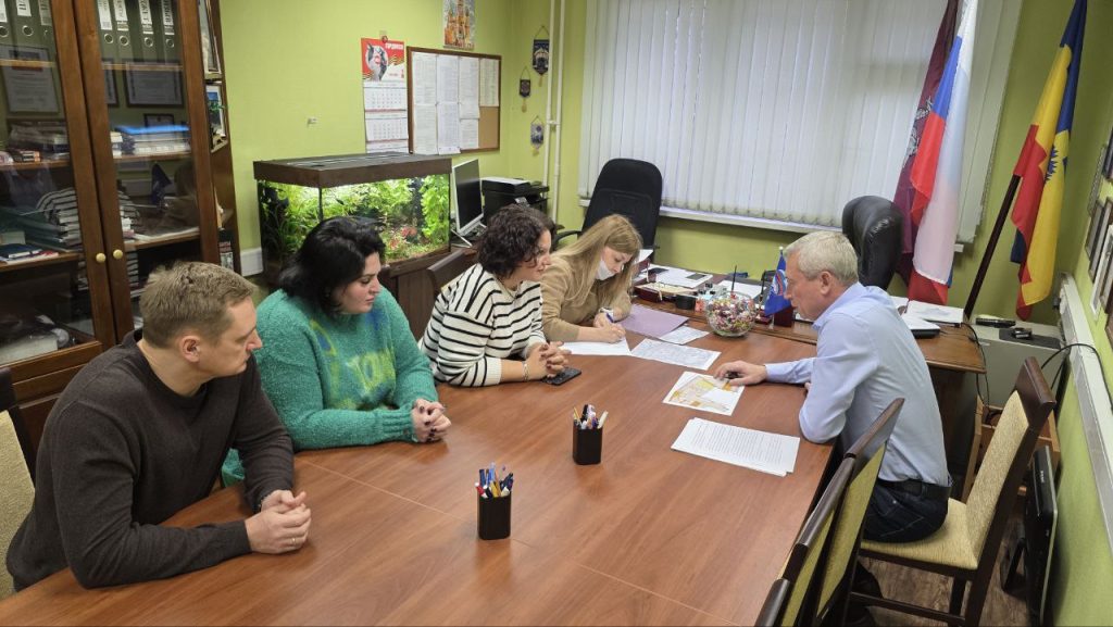 Проблема несанкционированной парковки в Чертанове Южном: жители обсудили установку шлагбаумов с Александром Новиковым. Фото: Telegram-канал МО Чертаново Южное