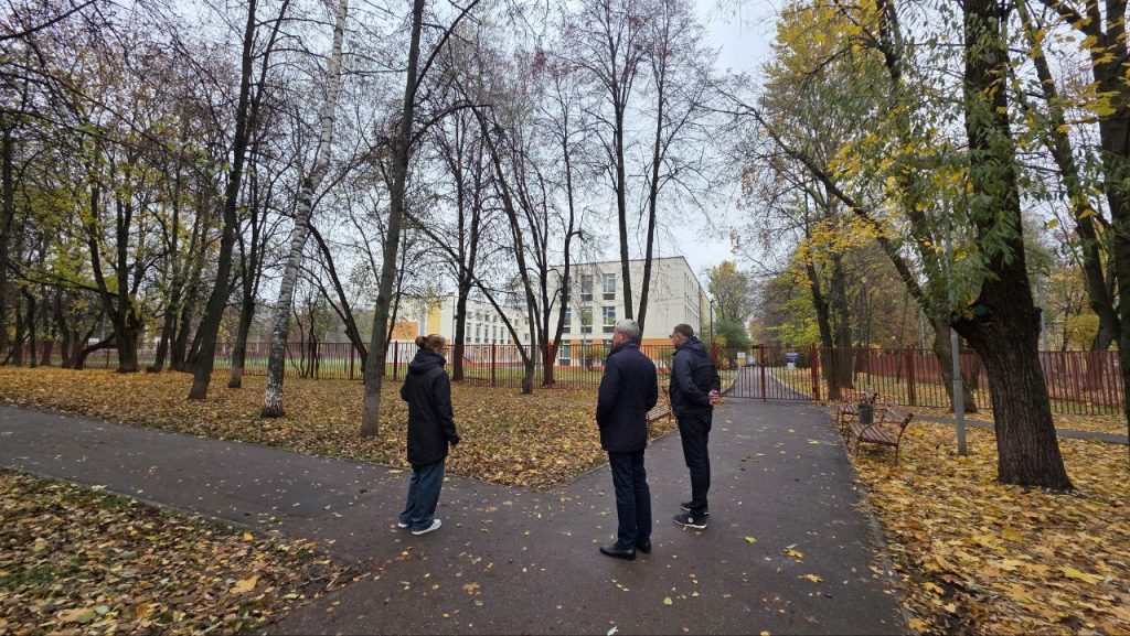 Глава муниципального округа провел оперативный обход территории по обращению жительницы. Фото: Telegram-канал Муниципального округа Чертаново Южное 