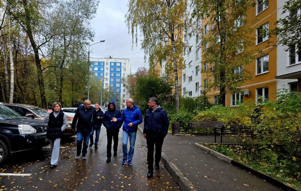 Обход территории главой управы посетил Александр Новиков. Фото: Telegram-канал МО Чертаново Южное