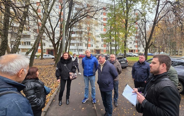 Обход территории выполнил исполняющий обязанности главы управы Чертаново Южное. Фото: официальная страница управы района Чертаново Южное города Москвы в социлаьных сетях