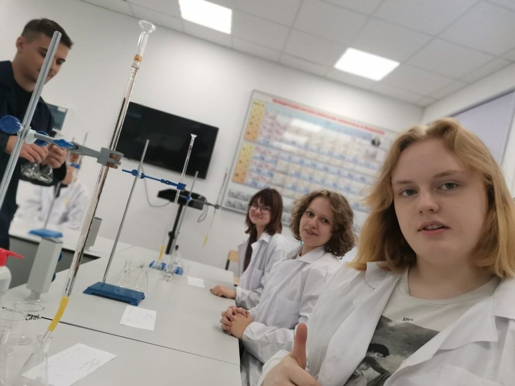 Десятиклассники школы №1173 овладели титрованием в РХТУ имени Дмитрия Менделеева. Фото: официальная страница №1173 в социальных сетях