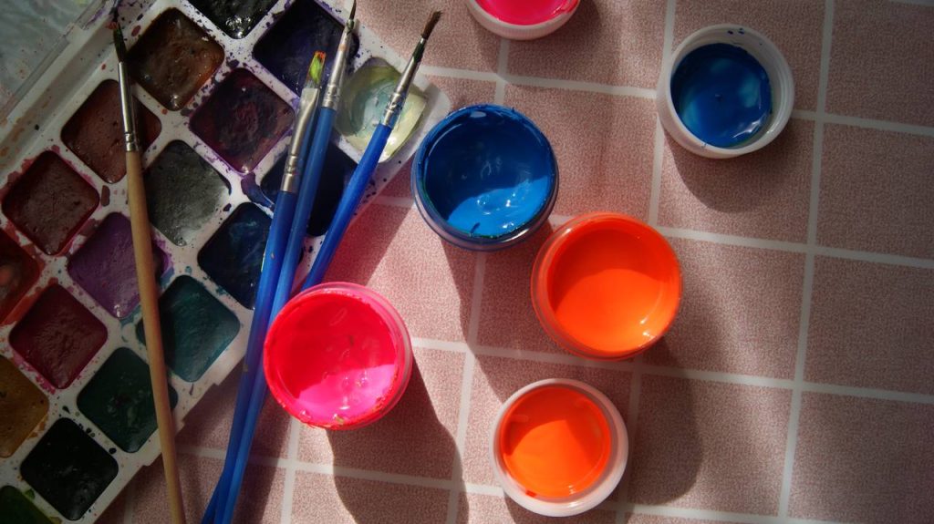 Сотрудники ТО «Художники Чертанова» пригласили горожан на 63-ю выставку объединения. Фото: Татьяна Петрыкина, «Вечерняя Москва»