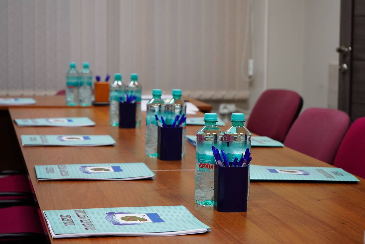 Председатель Общественного совета при УВД по ЮАО Харис Ильясов провел профилактические встречи с трудовыми мигрантами. Фото: Анна Быкова, «Вечерняя Москва»