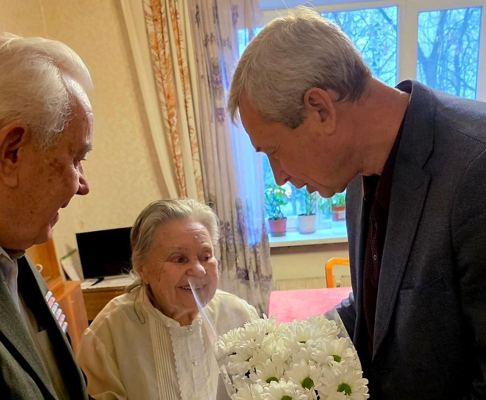 Александр Новиков поздравил местную жительницу с юбилеем. Фото: Telegram-канал МО Чертаново Южное