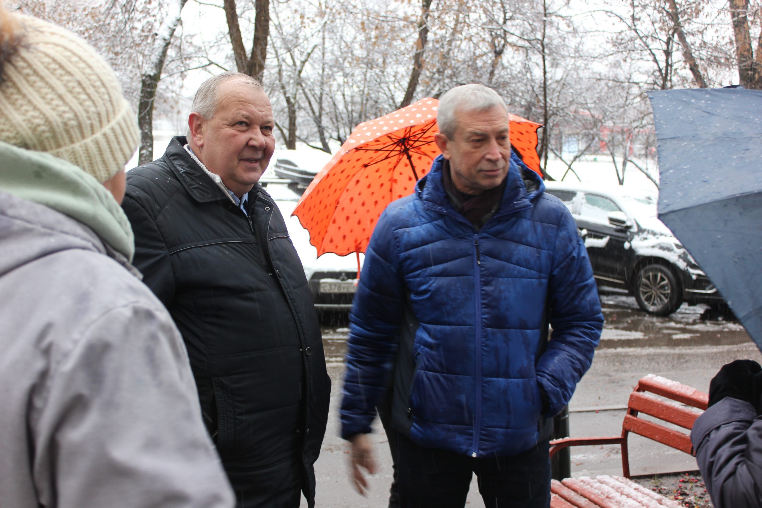 Глава муниципального округа Чертаново Южное провел совместный обход территории. Фото: Полина Титкова, «Вечерняя Москва»