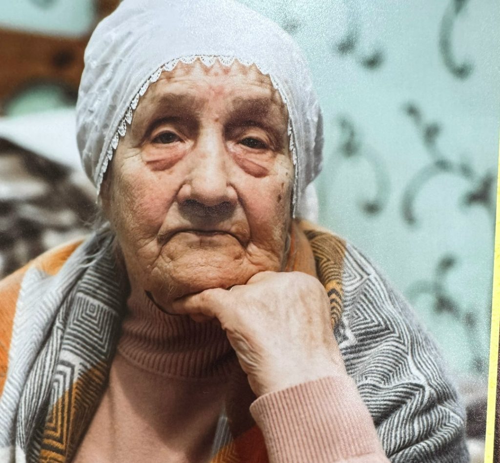 Депутат Наталья Птушкина вручила памятную книгу ветерану Великой Отечественной войны. Фото: официальная страница Натальи Птушкиной в социальных сетях