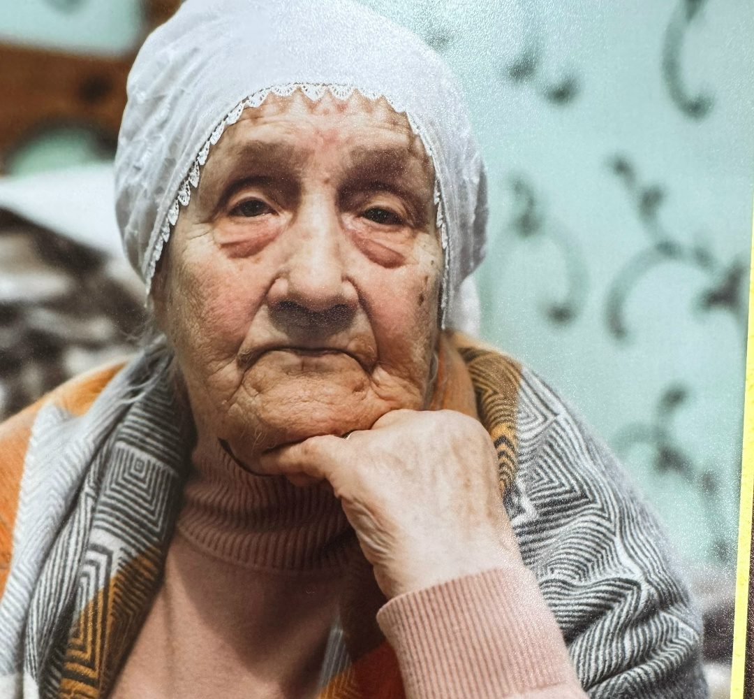 Депутат Наталья Птушкина вручила памятную книгу ветерану Великой Отечественной войны. Фото: официальная страница Натальи Птушкиной в социальных сетях