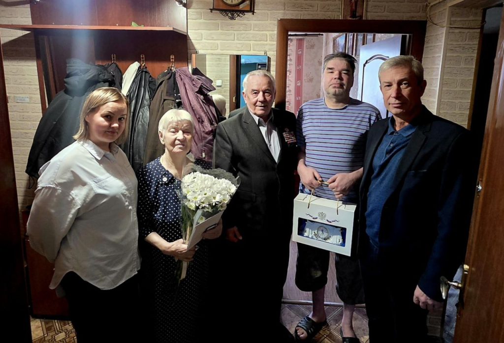 Александр Новиков поздравил долгожителей района. Фото: Telegram-канал МО Чертаново Южное