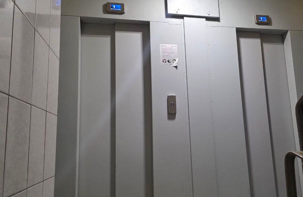 Александр Новиков принял участие в приемке новых лифтов. Фото: Telegram-канал МО Чертаново Южное