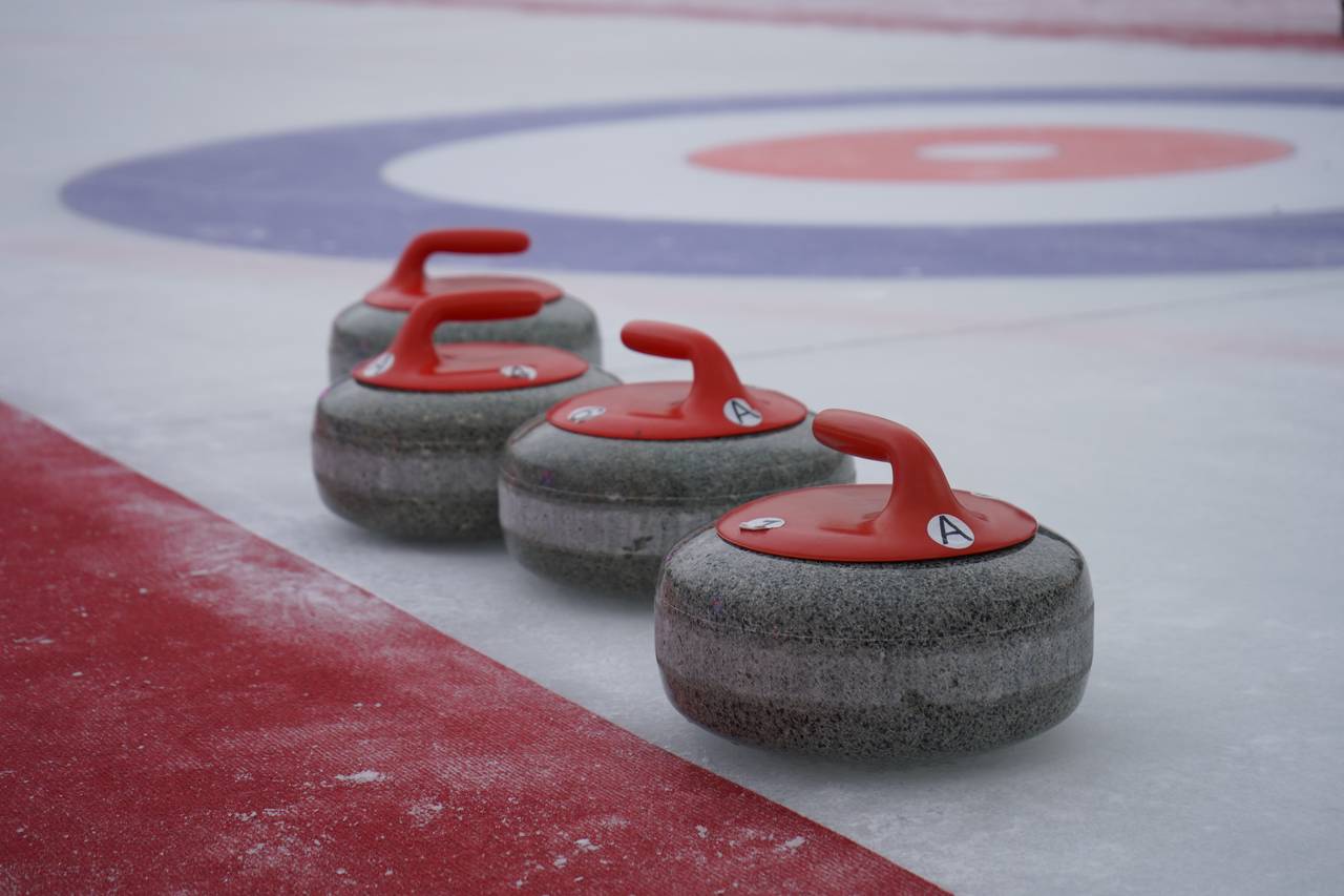 Соревнование «Керлинг по-русски с чайниками» проведут в Чертанове Южном. Фото: Анна Быкова, «Вечерняя Москва»