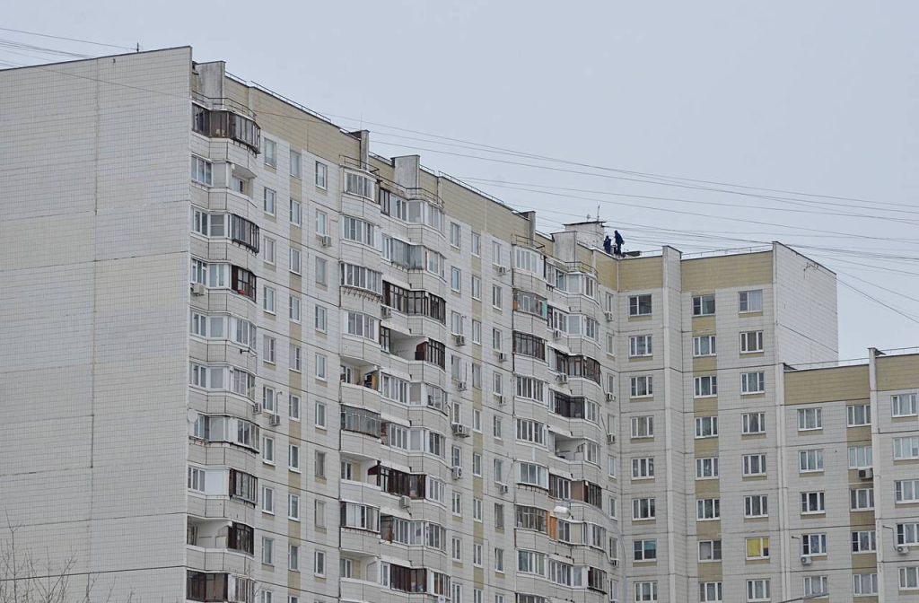 Глава управы района Чертаново Южное провел обход территории. Фото: Анна Быкова, «Вечерняя Москва»