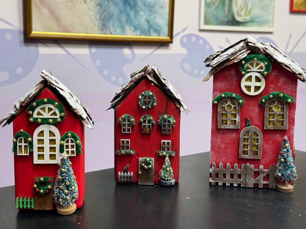 Мастер-класс по созданию новогодних домиков в технике дрифтвуд провели в ДК «Гармония». Фото: Telegram-канал Дома культуры «Гармония»