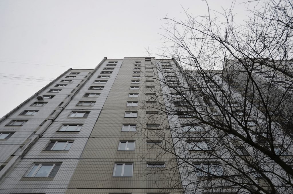 Обход территории провел глава управы Чертанова Южного. Фото: Анна Быкова, «Вечерняя Москва»