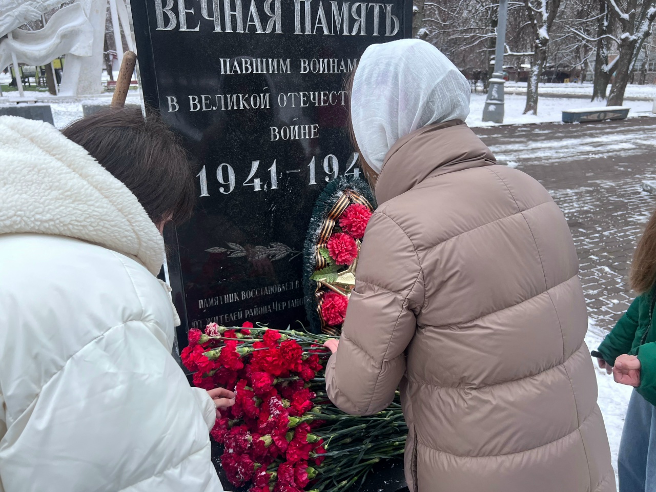 Мемориально-патронатную акцию посетили ученики школы №1245. Фото: официальная страница школы №1245 в социальных сетях