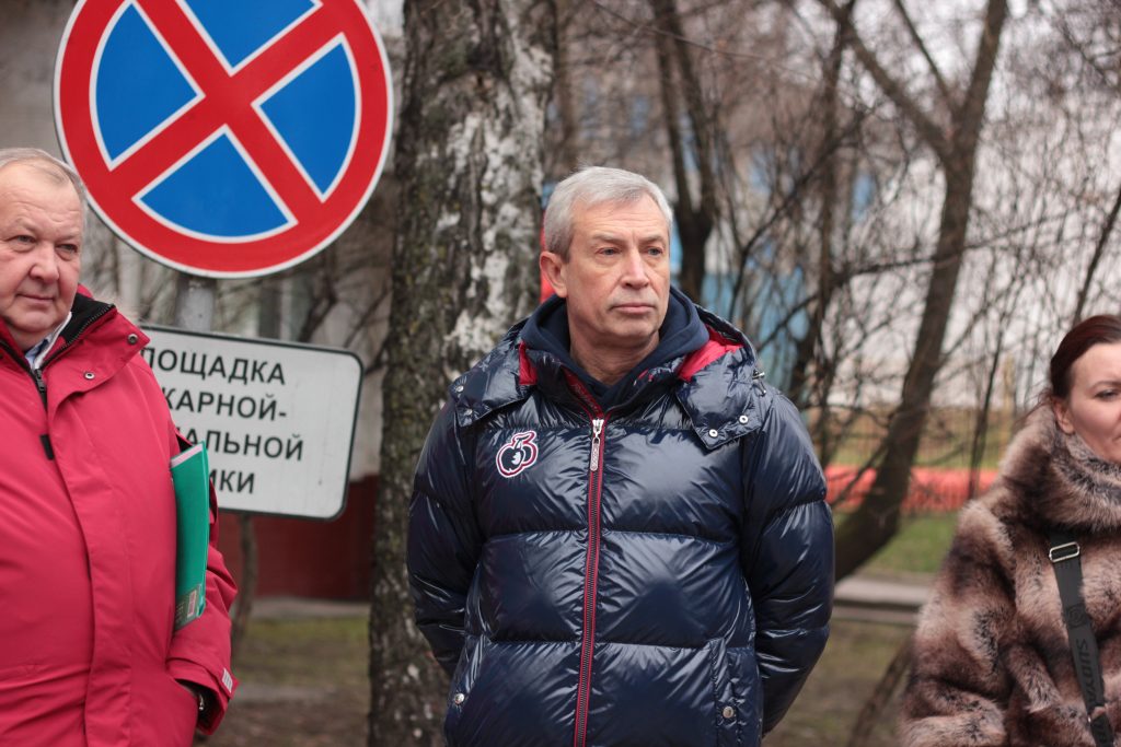 Участие в субботнем обходе территории принял Александр Новиков. Фото: Полина Титкова, «Вечерняя Москва» 