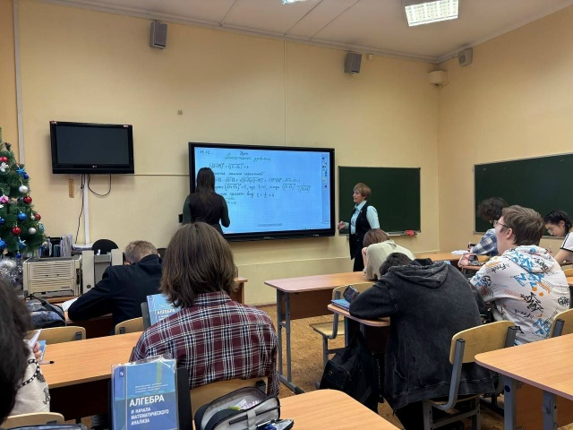 Десятиклассники школы №1173 приняли участие в уроке-практикуме. Фото: страница школы №1173 в социальных сетях