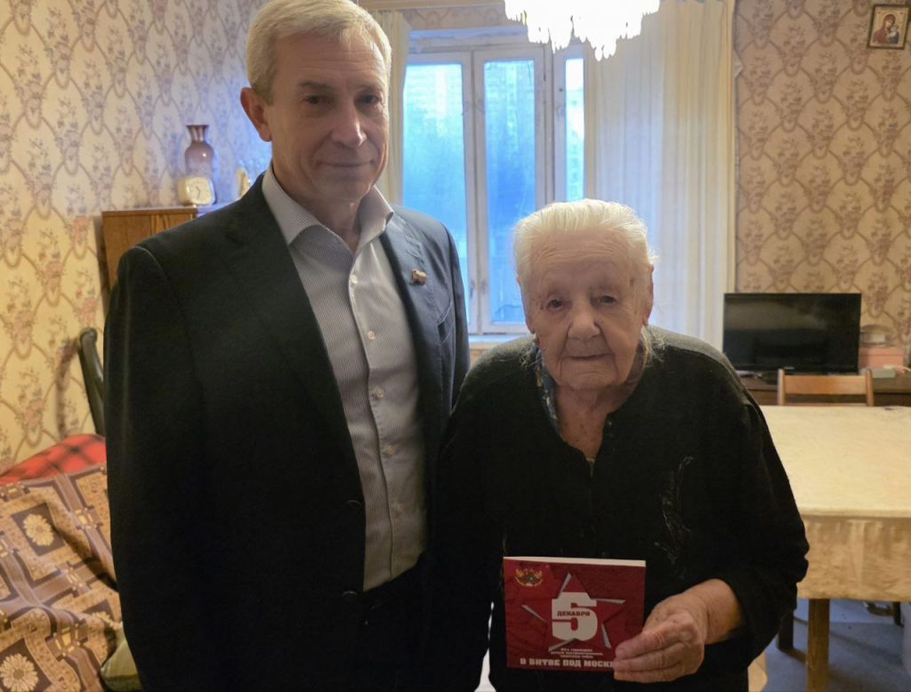 Глава муниципального округа Чертаново Южное поздравил 106-летнюю участницу обороны Москвы. Фото: Telegram-канал муниципального округа Чертаново Южное