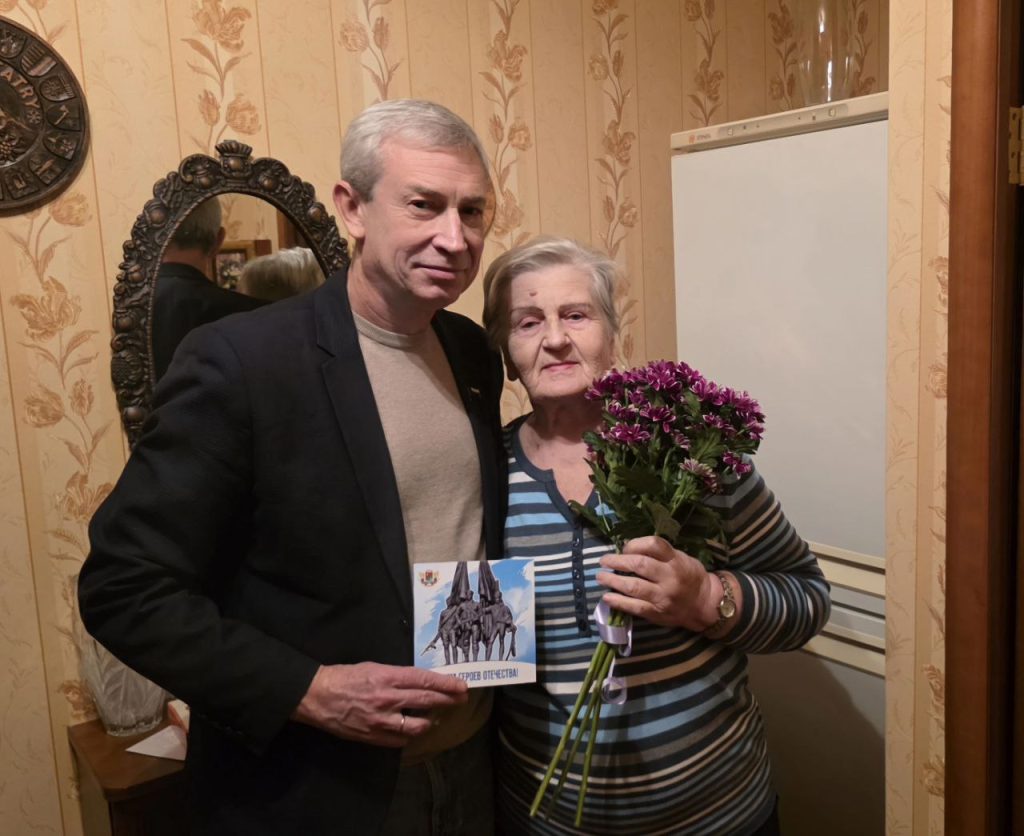 Александр Новиков поздравил жительницу Чертанова Южного с Днем героев Отечества. Фото: Telegram-канал муниципального округа Чертаново Южное