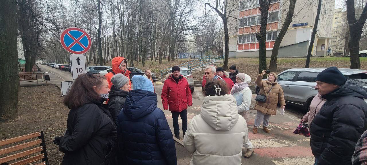 Александр Новиков поучаствует в еженедельном обходе территории района. Фото: Telegram-канал муниципального округа Чертаново Южное 