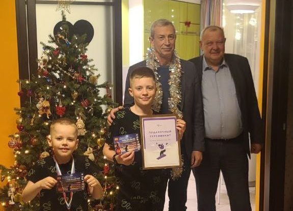 Александр Новиков поддержал благотворительную акцию «Добрая елка». Фото: Telegram-канал Муниципального округа Чертаново Южное