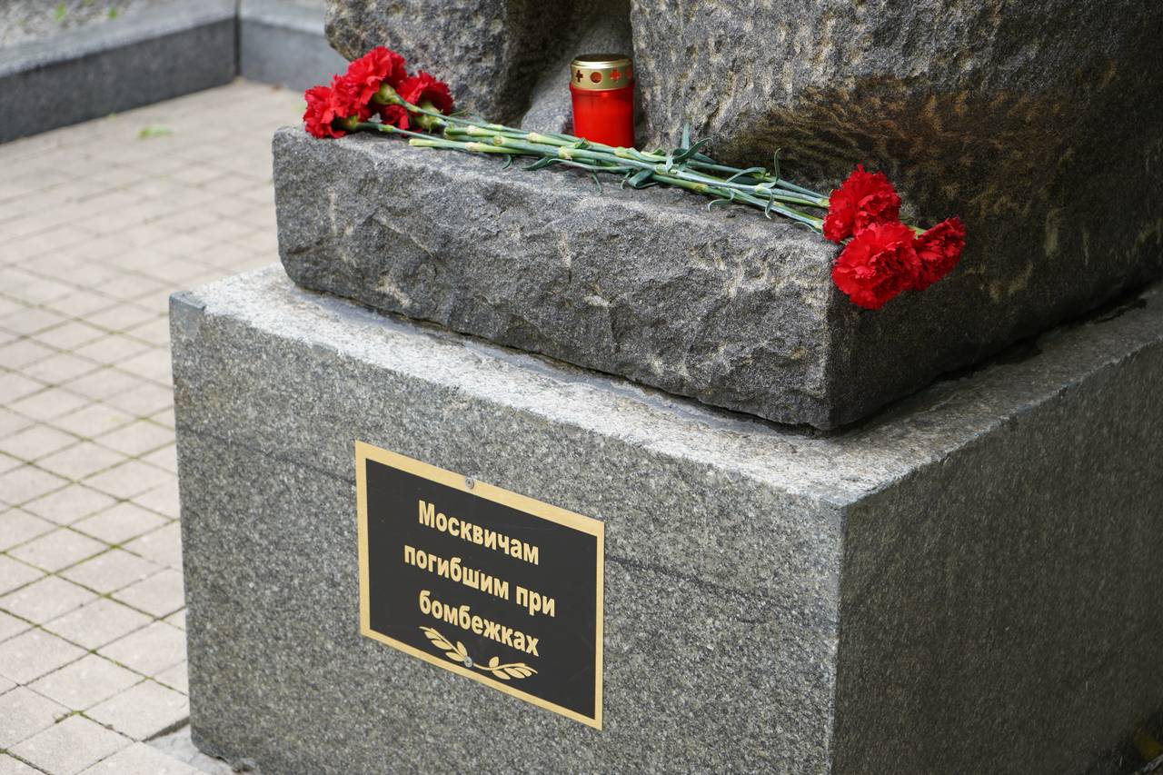 Мемориально-патронатную акцию провела сотрудник КЦ «Маяк». Фото: Анна Быкова, «Вечерняя Москва»