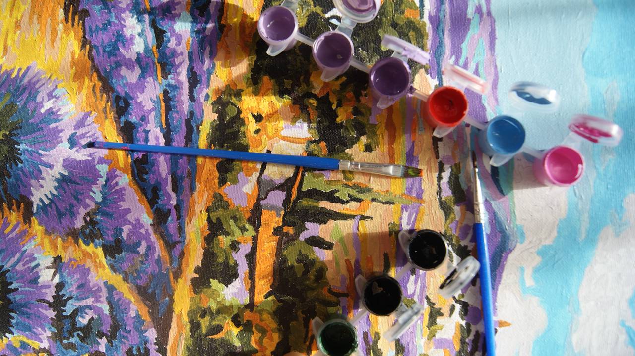 Персональную выставку «Искусство быть ребенком» развернут представители ТО «Художники Чертанова». Фото: Татьяна Петрыкина, «Вечерняя Москва»