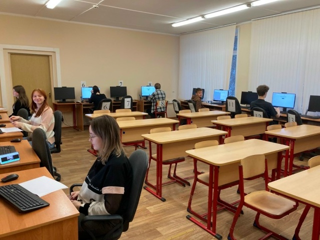 Сдачу экзамена завершили одиннадцатиклассники школы №1582. Фото: страница школы №1582 в социальных сетях