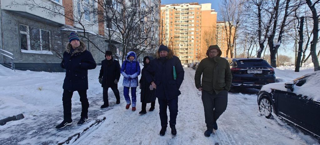 Александр Новиков пообщался с горожанами на обходе территории. Фото: Telegram-канал Муниципального округа Чертаново Южное