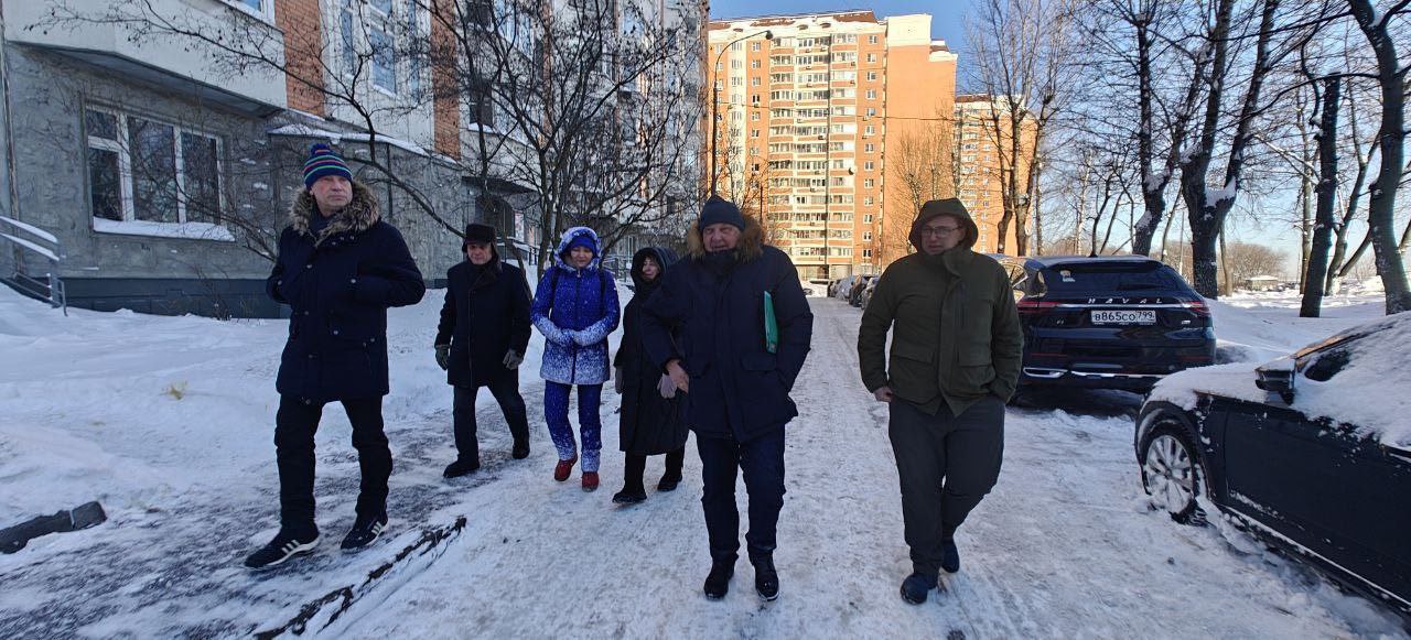 Александр Новиков пообщался с горожанами на обходе территории. Фото: Telegram-канал Муниципального округа Чертаново Южное