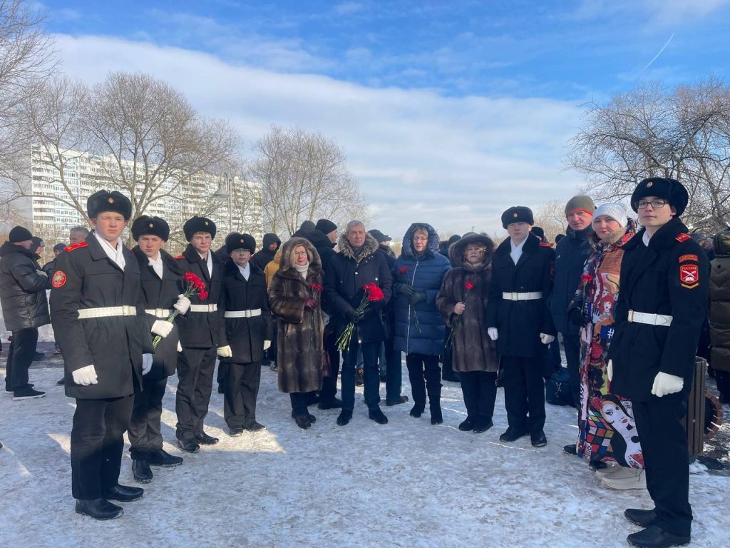 Александр Новиков посетил церемонию открытия памятника в Чертанове Южном. Фото: Telegram-канал Муниципального округа Чертаново Южное