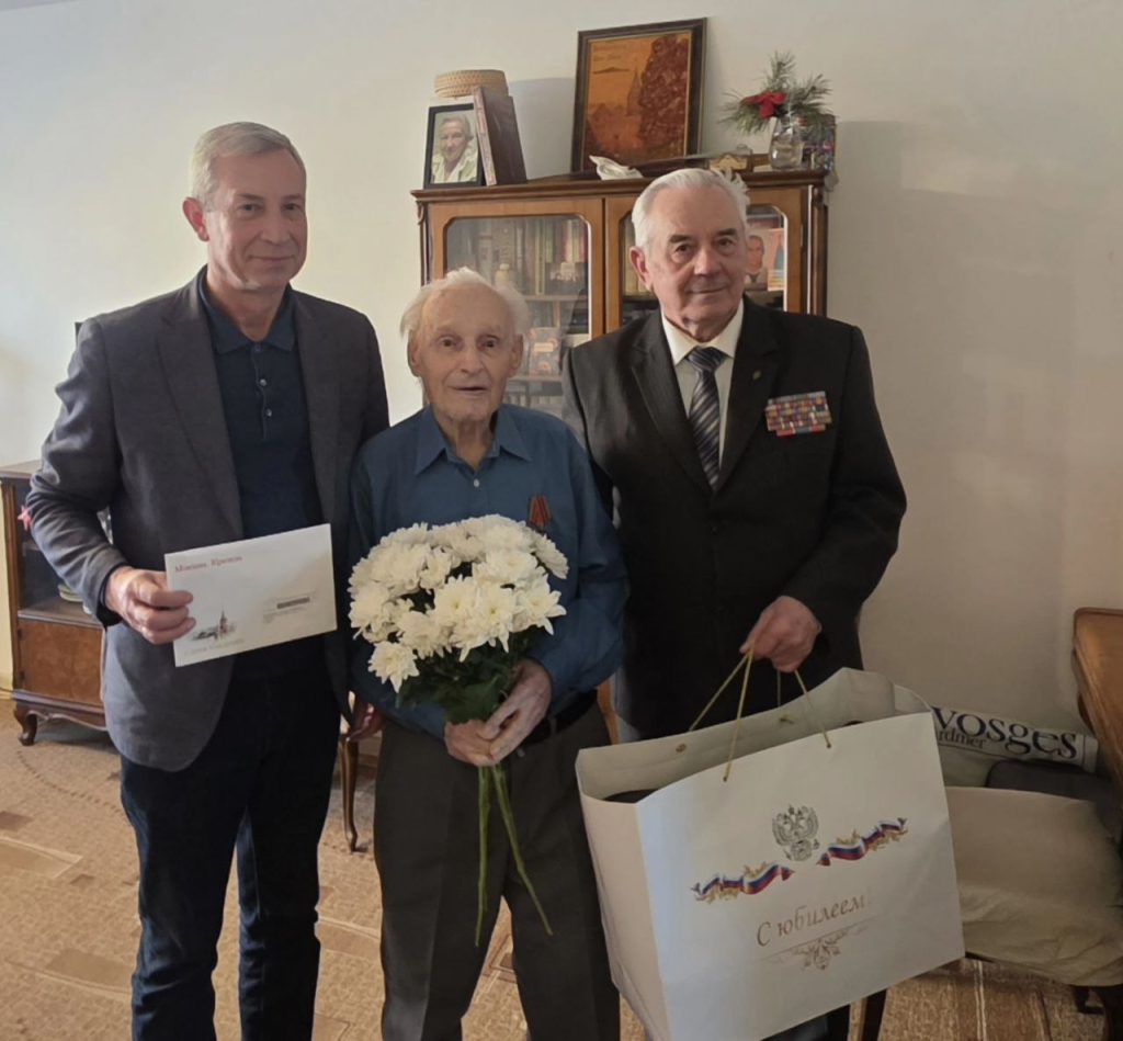 Глава муниципального округа Чертаново Южное и председатель Совета ветеранов поздравили тружеников тыла с юбилеями. Фото: Telegram-канал Муниципального округа Чертаново Южное