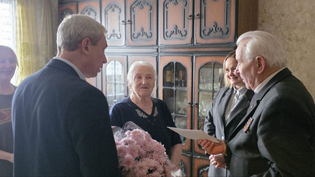 Представители местной власти поздравили ветерана с юбилеем. Фото: Telegram-канал Муниципального округа Чертаново Южное