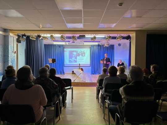 Вечер памяти Булата Окуджавы состоялся в ДК «Гармония». Фото: официальная страница Ирины Кураш в социальных сетях