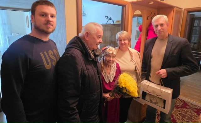 95-летний юбилей труженицы тыла отметили в Чертанове Южном. Фото: страница МО Чертаново Южное в социальных сетях