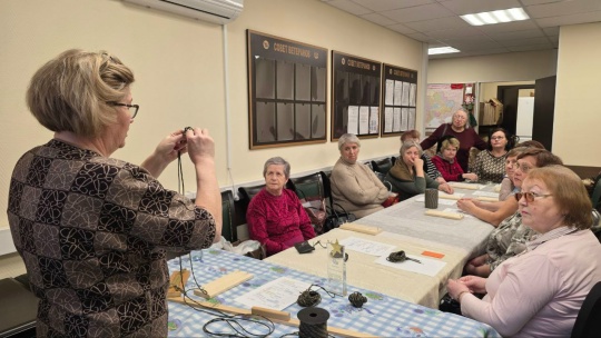 Мастер-класс по плетению тактических браслетов для участников СВО прошел в Чертанове Южном. Фото: страница МО Чертаново Южное в социальных сетях