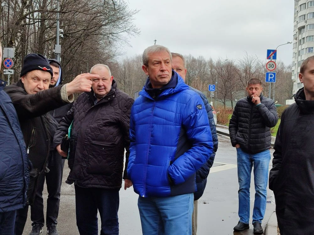 Александр Новиков принял обращения от горожан на обходе территории. Фото: Полина Титкова, «Вечерняя Москва»